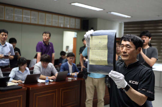 국가정보원이 숨진 직원 임모(45)씨가 삭제한 자료를 이달내 복구, 국회에 공개하기로 했다. 19일 오전 경기 용인동부경찰서에서 국정원 해킹 프로그램 구입과 관련된 유서를 남기고 숨진 임모씨의 유서가 공개되고 있다. 임씨는 유서에서 &quot;지나친 업무에 대한 욕심이 오늘의 사태를 일으킨 듯하다&quot;며 &quot;정말 내국인에 대한, 선거에 대한 사찰은 전혀 없었다&quot;고 밝혔다.   사진=연합뉴스